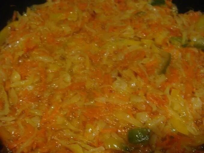 Капусту вкусно потушить без моркови. Капуста с морковью тушеная без масла. тушеная капуста с пампушками. пассерование моркови. капуста жареная с морковью и лечо.