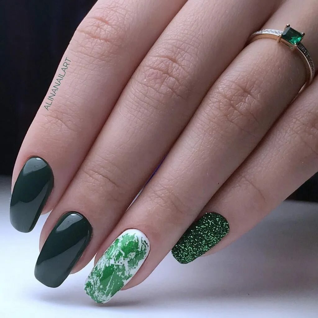Зелёный маникюр со стразами. Изумрудный кошачий глаз миндаль. Маникюр зеленый изумруд. Короткие изумрудный изумрудный маникюр. Ногти изумруд.