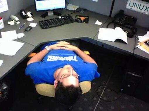 Сонный человек. Спит на работе. Спящий работник на работе. Спит в офисе. Сон идти на работу.