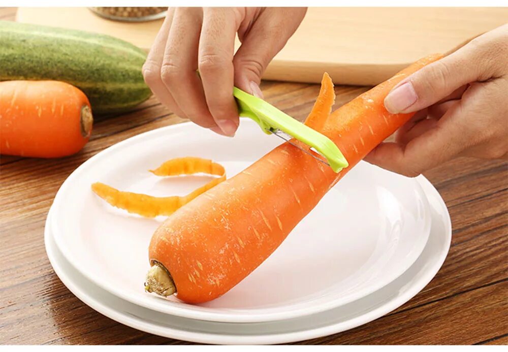 Фотосток чистка овощей. Очистка продуктов. Кухонный комбайн delimano brava. Чистка фруктов. Кожура овощей и фруктов.