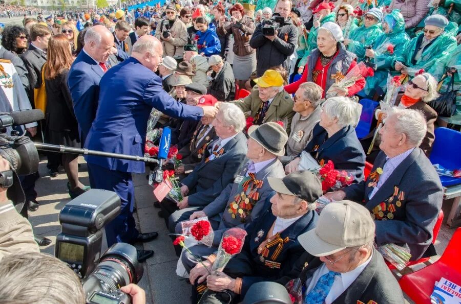 9 мая 2015 год. Трибуна на парад Победы. День Победы 2015. Трибуна на 9 мая. Трибуны на день Победы.