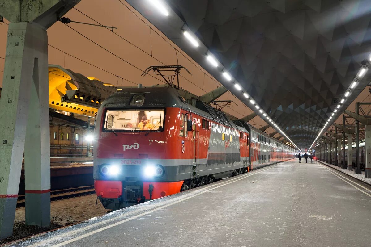 Поезд на перроне. Витебский вокзал перрон. Станция ростов главный. Необычные поезда. Транспорт поезд.