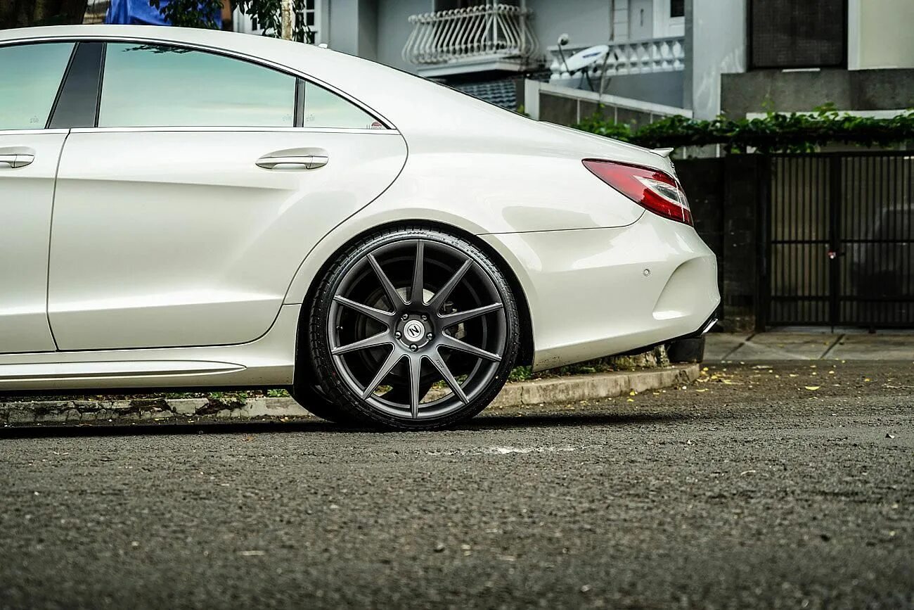 Cls lolz. Диски на Мерседес CLS. Диски от CLS w217. CLS w218 r18. Мерседес CLS w219 на дисках Inforged.