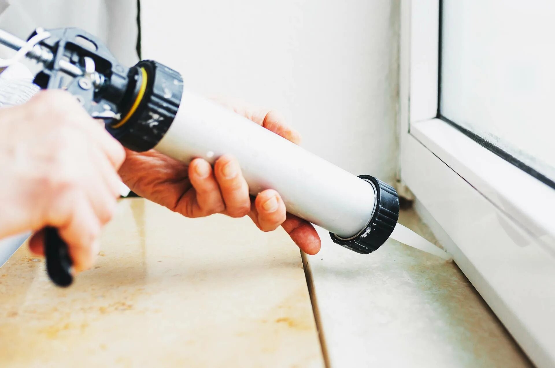 Герметизация рам. Герметизация рам. Заделка под подоконником. Герметизация пластиковых окон. Пластиковые окна запенивание швов.