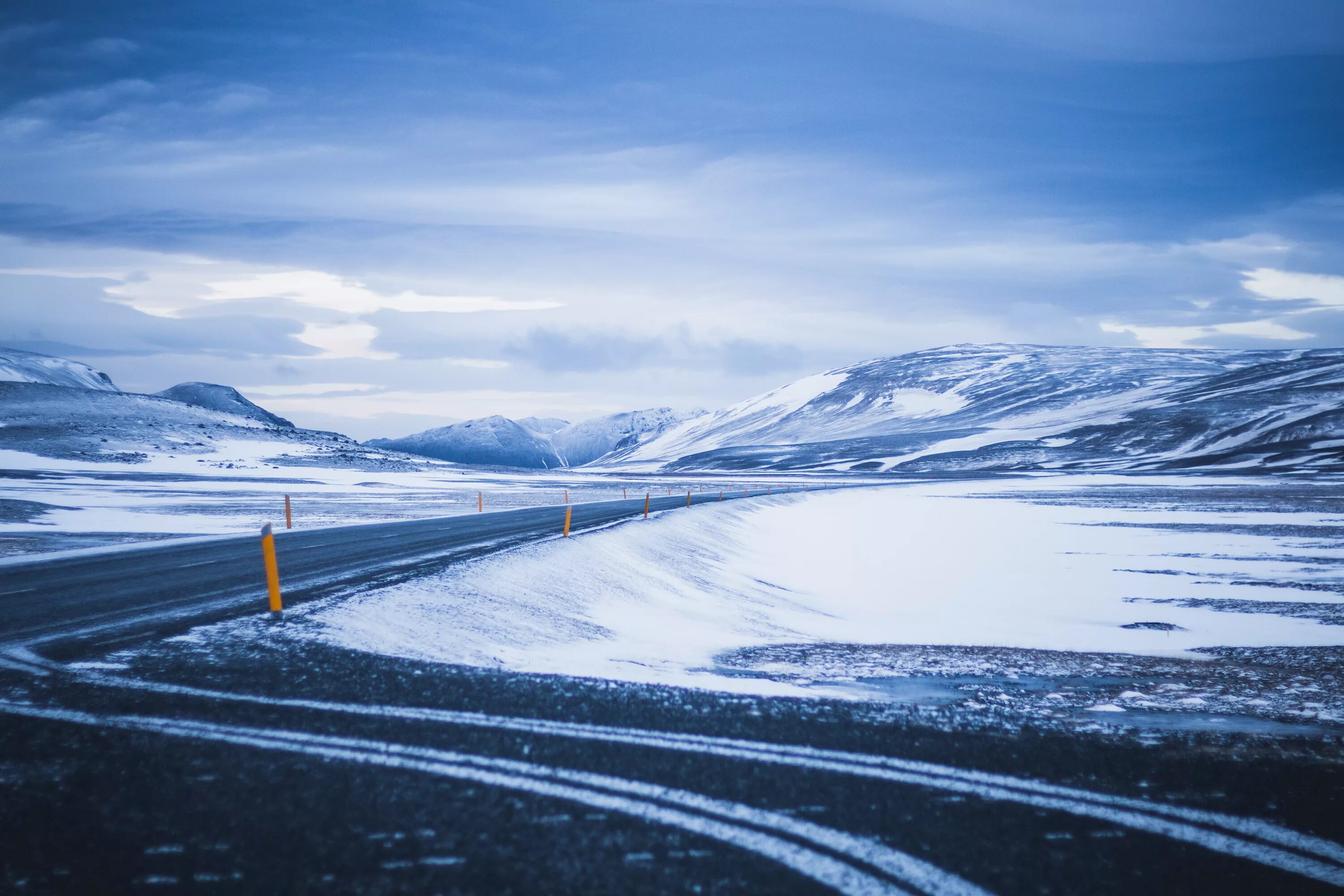 На дороге снег лежит. Зимняя дорога. Дорога в горы зима. Снежная дорога в горах. Дорога в гору.
