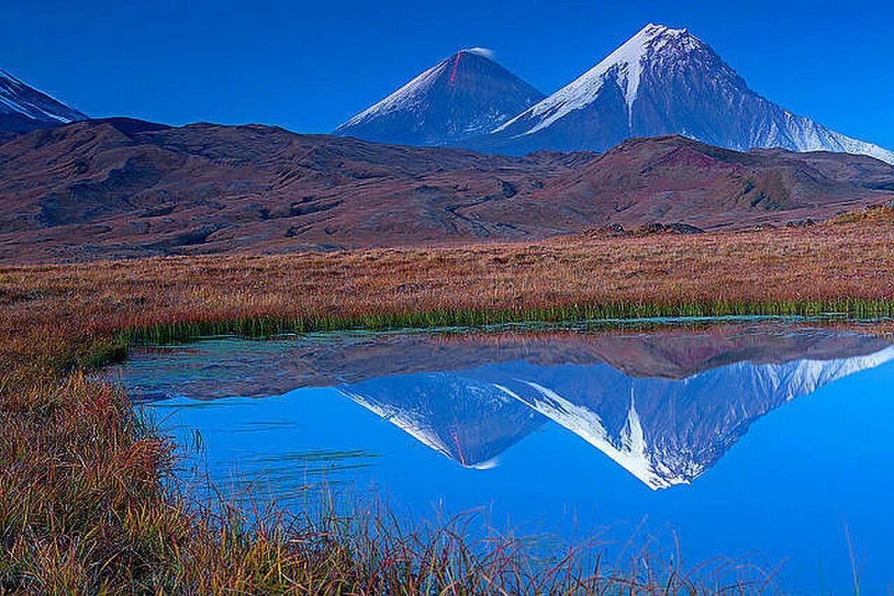 Авача камчатка. Камчатский край курильское озеро. Ключевской природный парк вулканы. Горы камчатка горы. Река озерная камчатка.