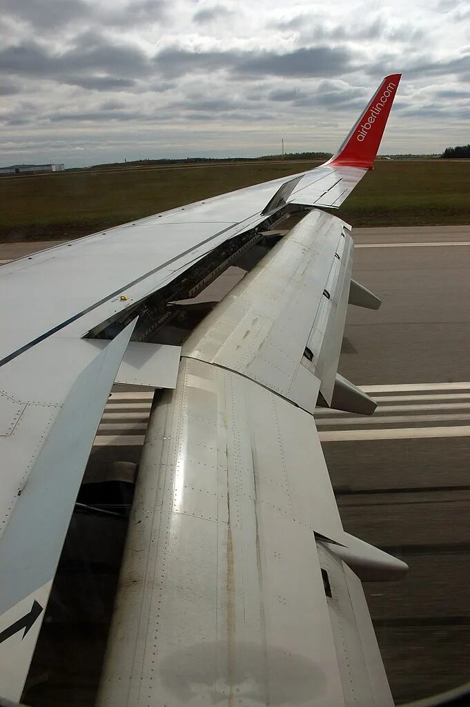 File:Airbus A319 left wing during the landing. S7 Airlines, Moscow-Pavlodar. May