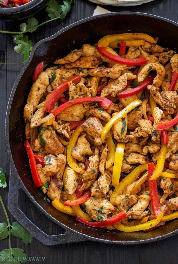 Что приготовить на ужин быстрое и легкое. Фахитас с курицей. вкусные блюда на ужин. простые блюда на ужин. блюдо в сковородке.