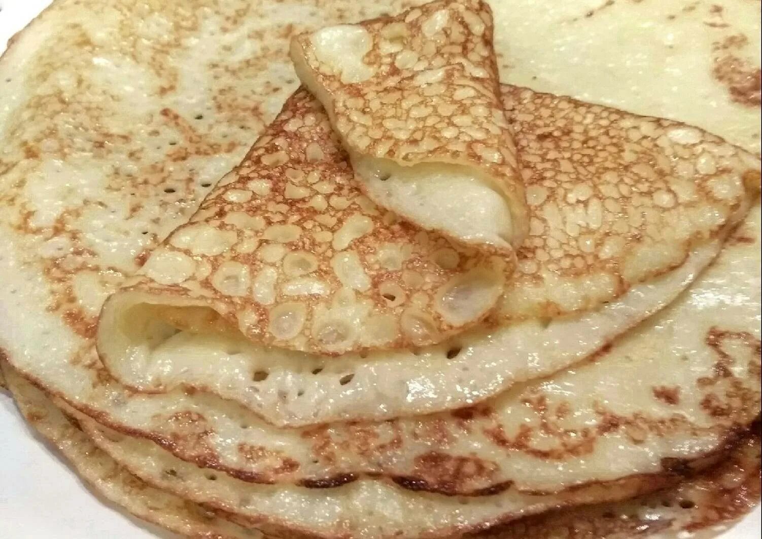 Блины на молоке с дырочками. Блины с дырочками. Блины тонкие с дырочками. Ажурные блины. Тонкие ажурные блинчики.