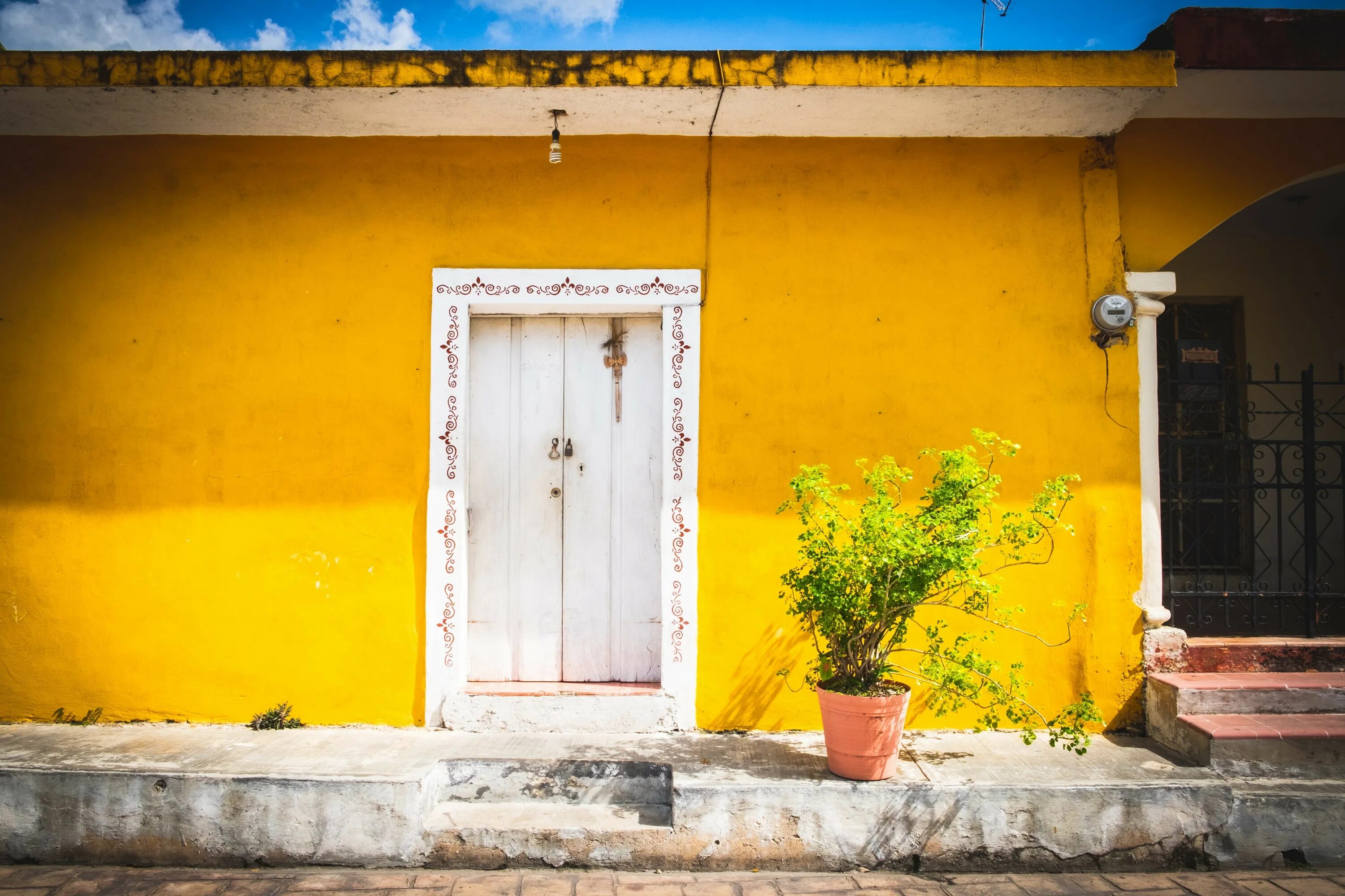 Желтый дом текст. Исамаль Мексика. Город Исамаль Мексика. Желтый дом. Желтый фасад дома.