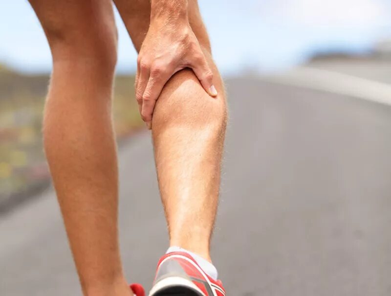 Сильная боль в ногах при ходьбе. Судорога икроножной мышцы. Судороги в ногах икроножные мышцы. Спазмы икроножных мышц.