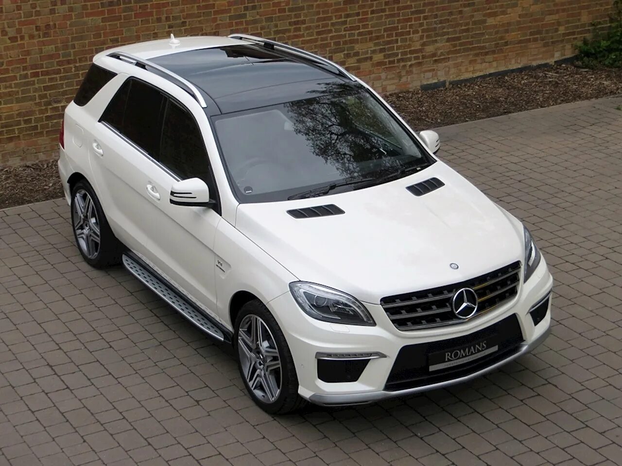 Купить мерседес мл на авито. Мерседес ml 63. Мерседес ml 63 AMG. Mercedes ml 63 AMG 2014. Mercedes ml 63 AMG белый.