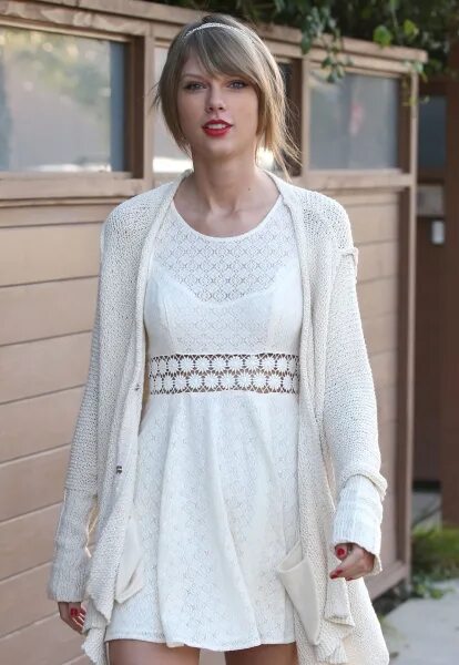 Cardigan swift. Тейлор свифт cardigan. тейлор свифт 2025 cardigan. taylor swift кардиган. бой в cardigan taylor swift.