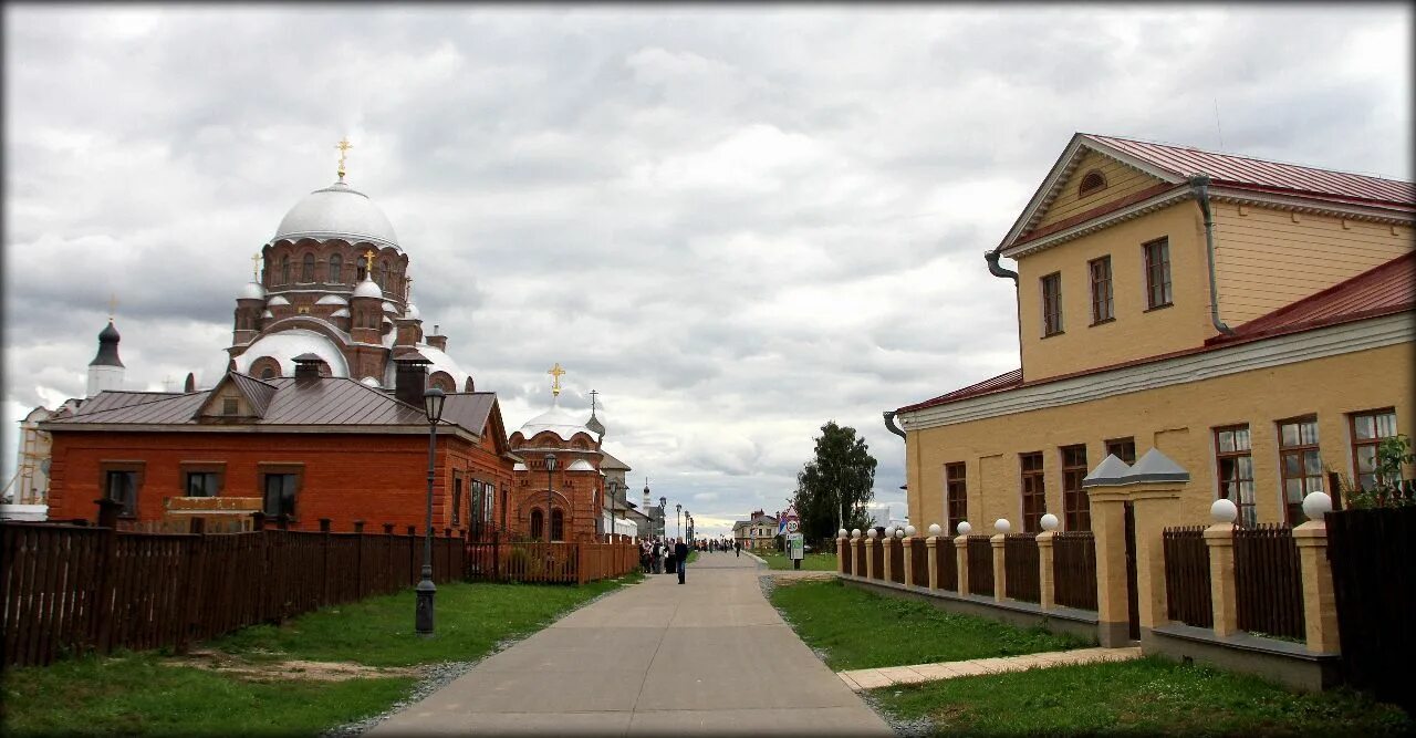 Свияжск поезда. Троицкая Церковь Свияжск. Свияжский Успенский монастырь Свияжск. Остров-град Свияжск Никольская Церковь. Гостиница град Свияжск.