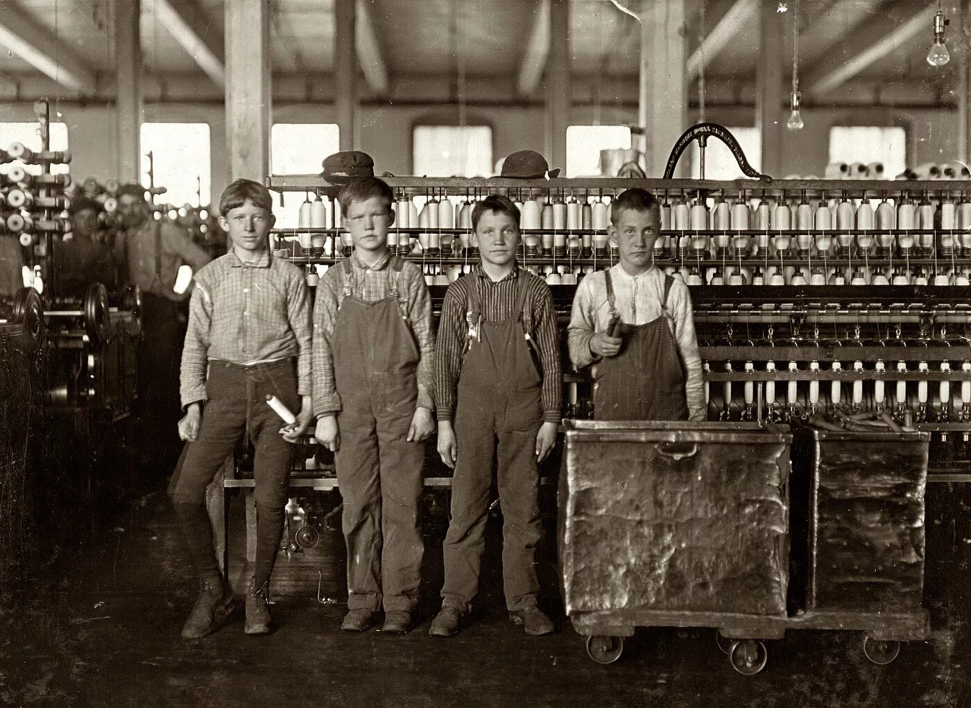 Рабочий класс дата. Фабрика в начале 20 века в США. Детский труд в США 20 век. Завод США 20 век США. Льюис Хайн детский труд.