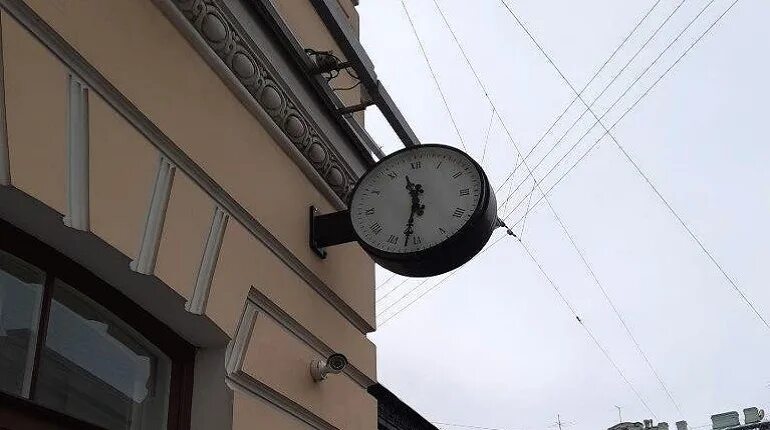 Уличные часы. Часы на Невском проспекте. Уличные стрелочные часы. Часы уличные на кронштейне.