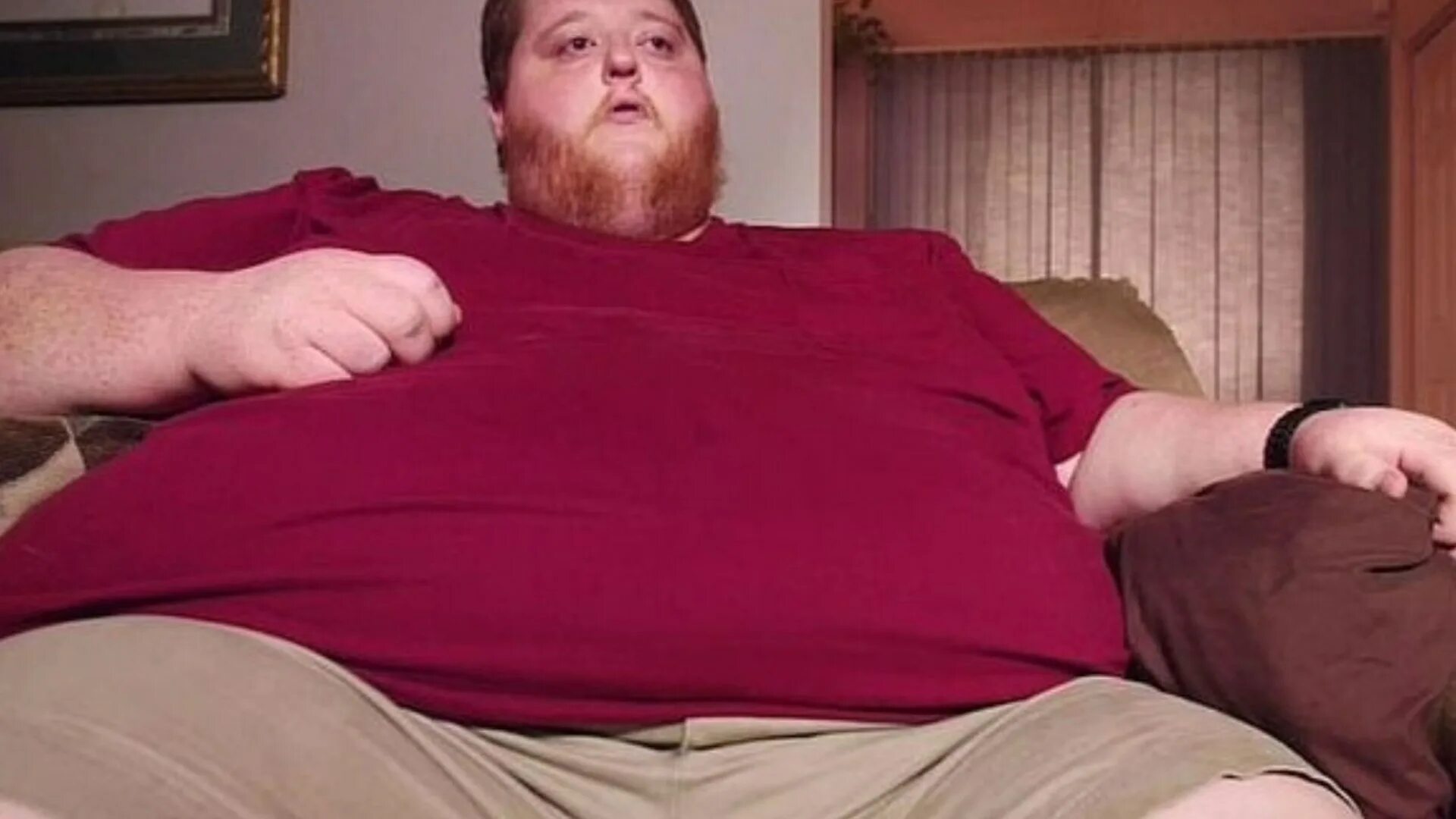 Массивный толстый молодой человек со стриженою. Джастин МАКСВЕЙН.
