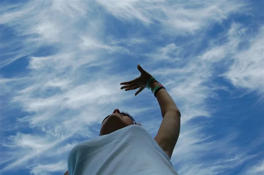 Ловлю облака. Человек на облаке. Рука тянется к небу. Руки к небесам. Руки поднятые к небу.