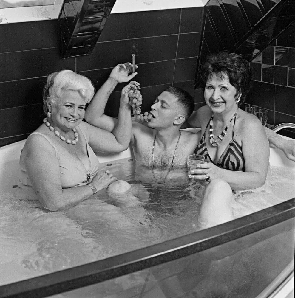 Оксимирон с бабулями в ванне. Женщина в ванной. Оксимирон с бабушками в ванной. Бабушка в ванной. Мама моет взрослых