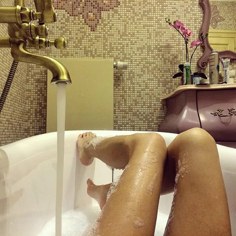 Ноги в ванной. Женские ноги в ванной. Красивые ноги в ванной. Женские ножки в ванной. В душе вк видео