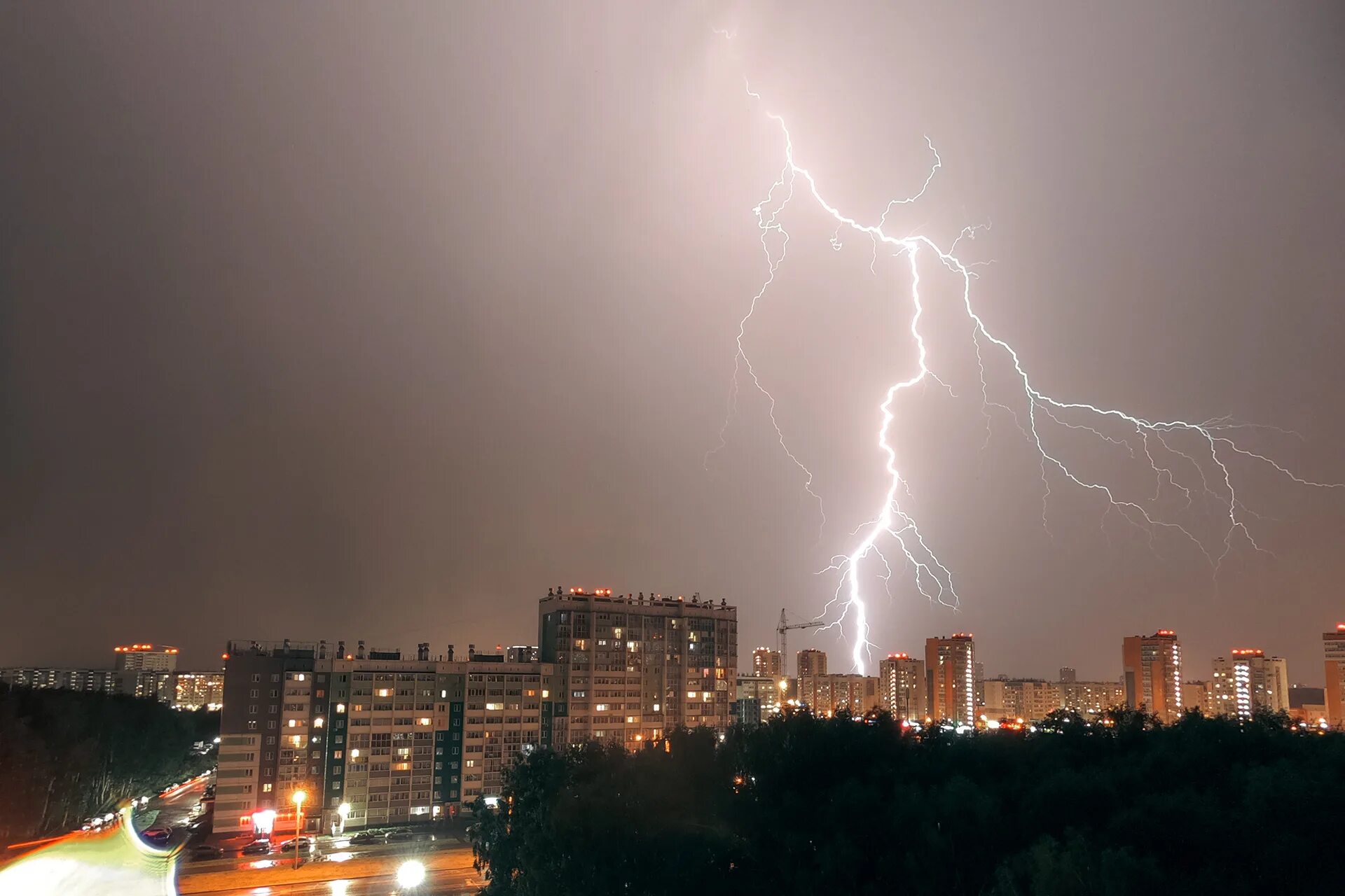 Ранняя гроза. Гроза в городе. Гроза молния. Гроза в Челябинске. Сильная гроза.