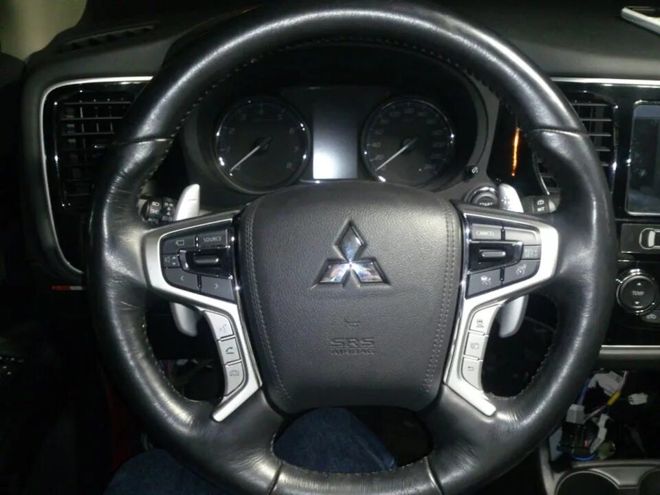 Руль outlander хл. Mitsubishi outlander xl анатомический руль. Руль аутлендер xl. Руль митсубиси аутлендер 3. Рулевое колесо аутлендер 3.