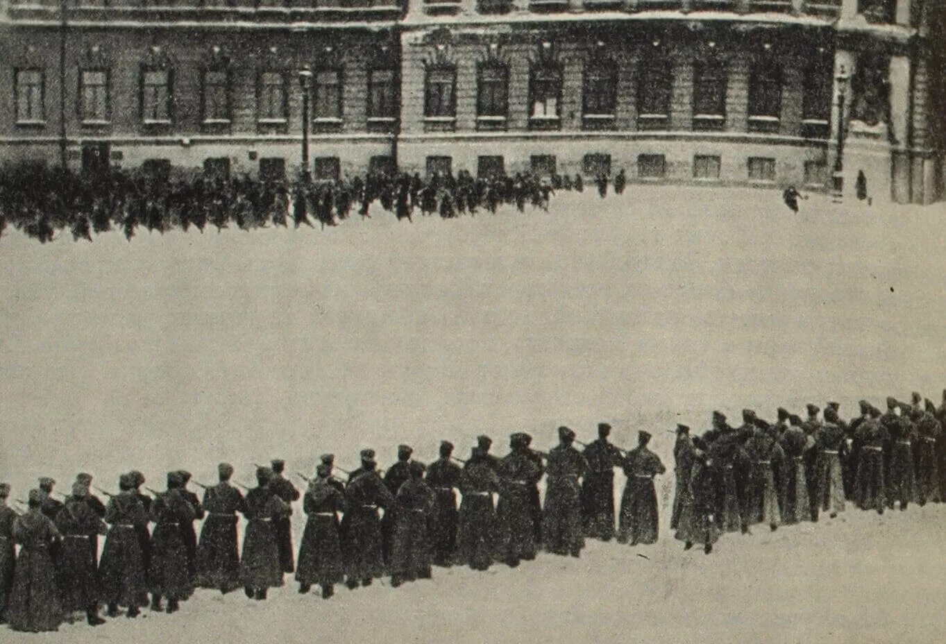 Расстрел мирной демонстрации. Расстрел мирной демонстрации 1905 в петербурге. кровавое воскресенье 1905 г. гапон 9 января 1905. революция 1905 дворцовая площадь.