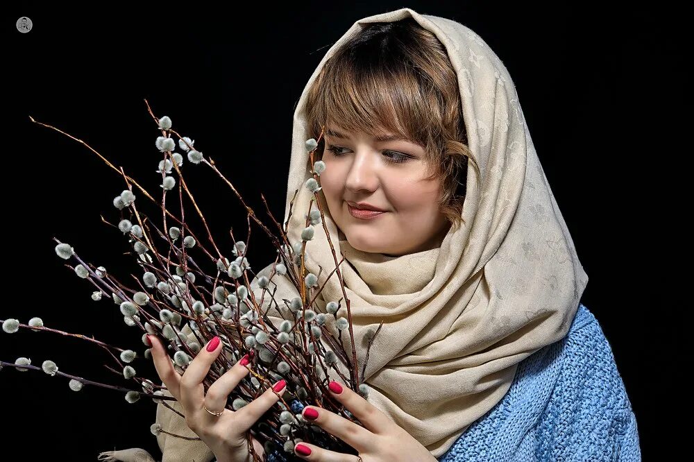 Верба актриса девушки. Девочка с вербой. девушка с вербой в руках. фото с вербой девушка. фотосессия с вербой девушки.