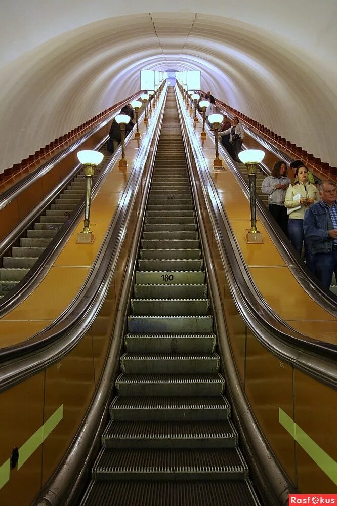 Эскалаторы Петербургского метрополитена. Метро Сенная площадь эскалатор. Питер метро Беговая эскалатор. Площадь Ленина метро Питер эскалатор. Метро бабушкино москва