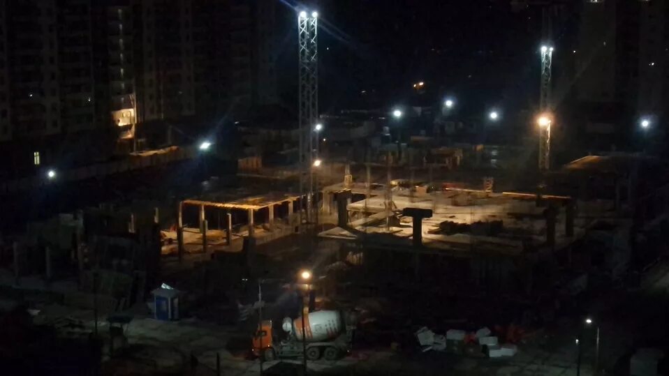 Стройка работает ночью. Ночная стройка. мурино ночью. стройка фотографии ночью. освещение на стройке в ночное время.
