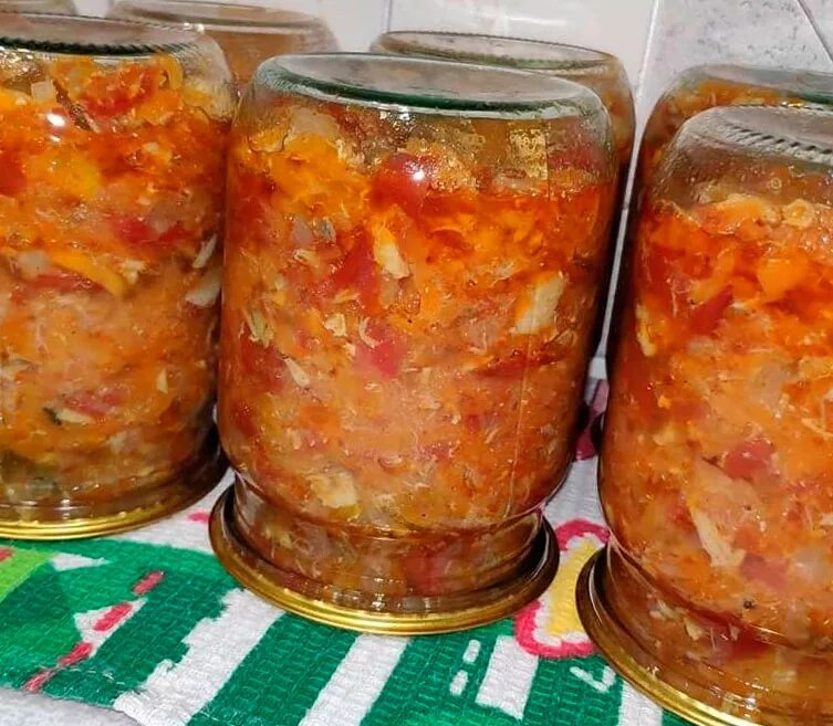 Сварить на зиму. Консервы с скумбрии с овощами на зиму. салат из скумбрии на зиму с овощами. салат со скумбрией на зиму с овощами. салат со скумбрией на зиму.