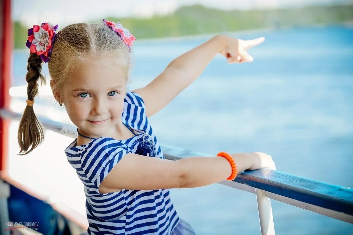 Девочка модная глянцевые страницы. Красивые девушки петербурга. Маленькая леди детская одежда интернет магазин. Маленькая леди коллекция 2013. Красивые девушки питера.