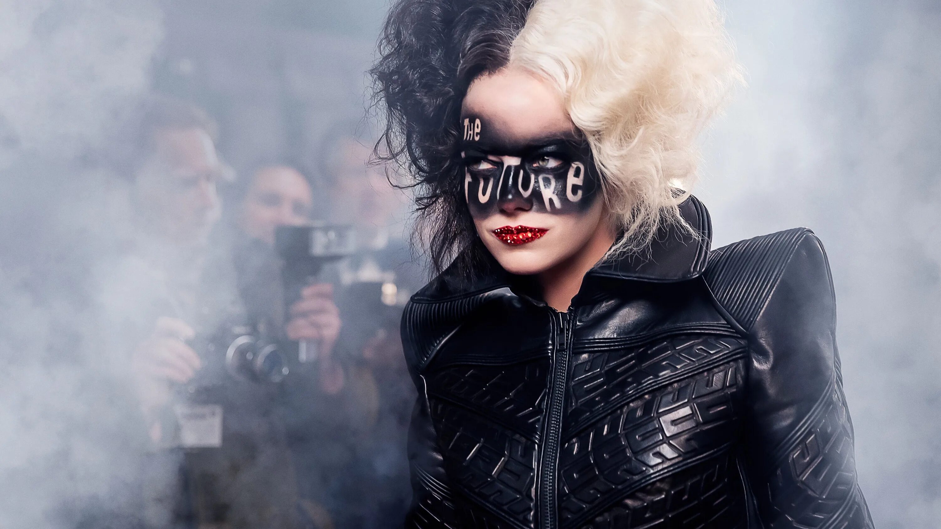 Стервелла де виль фильм 2021. Круэлла эмма стоун. Cruella 2. Круэлла 2021 постер. Круэлла де виль фильм 2021.