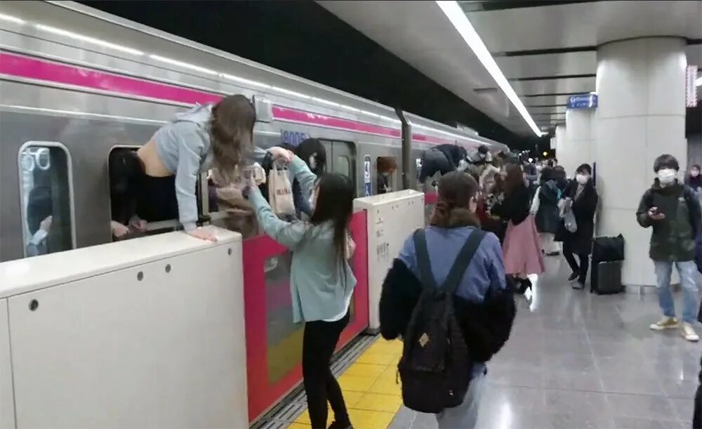 Находка в Токийском метро 2002. Метро в Японии. Девушки в метро. Станции метро в Японии. Японское метро без цензуры