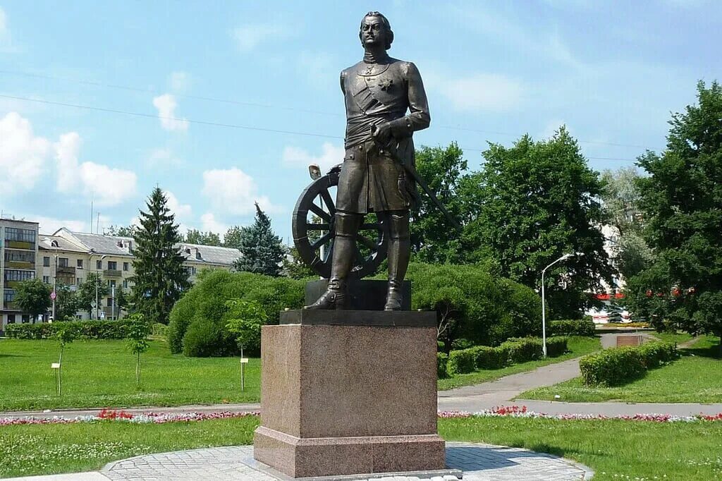 Самые значимые памятники. Великий Новгород памятник Петру. Памятник Петру 1 в Великом Новгороде. Памятник Петру 1 в Нижнем Новгороде. Памятник Петру 1 в великих Луках.