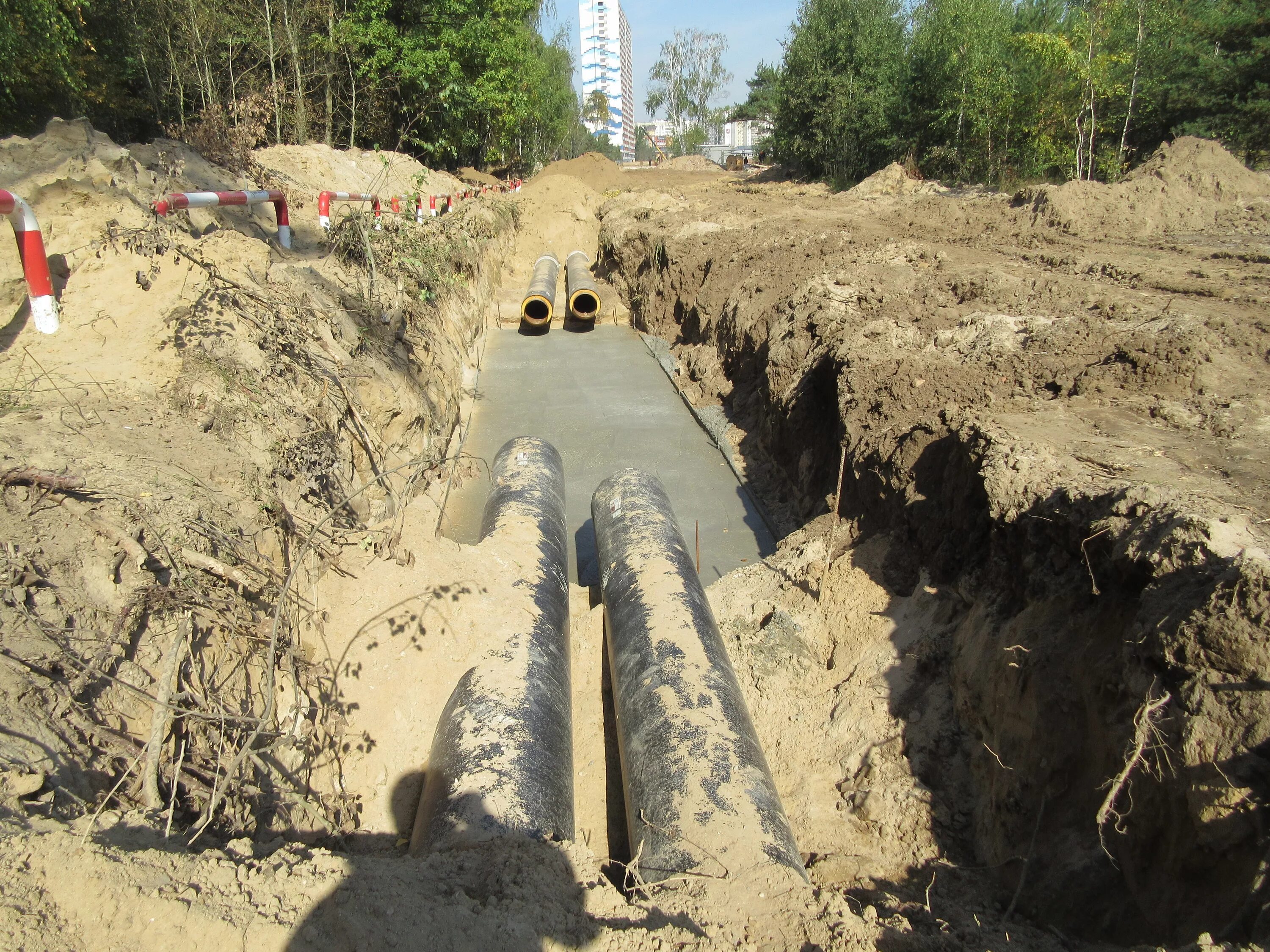 Земляные работы. Раскопки траншеи. Обвал траншеи. Нарушение земляных работ. Нарушение при проведении земляных работах.