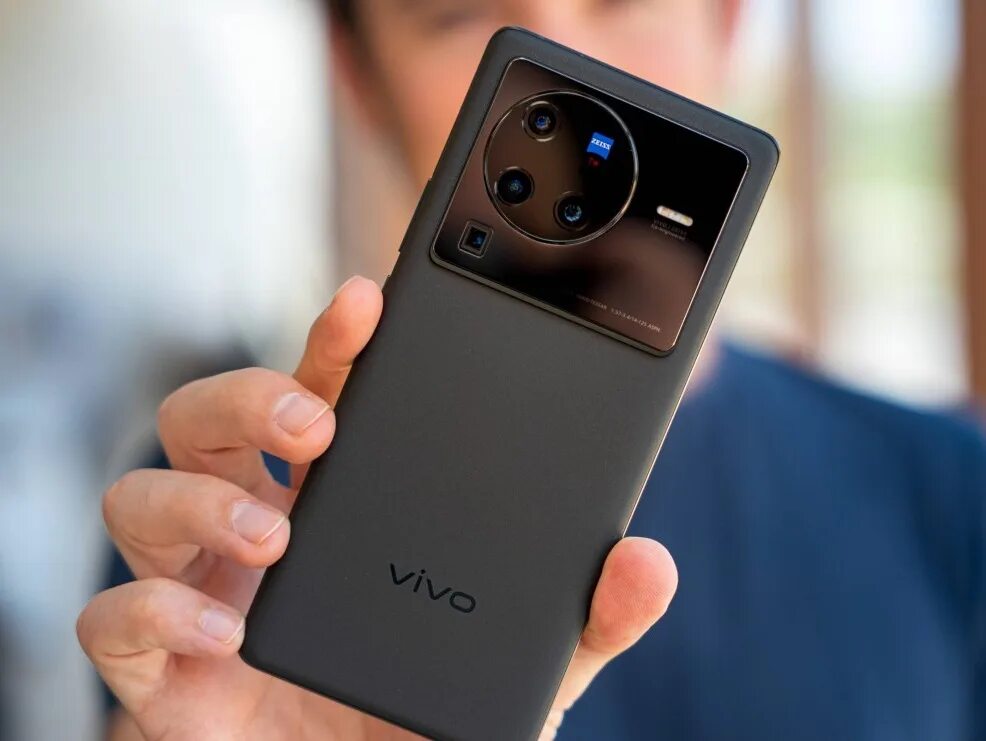 Мини смартфоны 2023. Vivo 80 Pro Plus. Vivo x80 Pro в руке. Бездырочный смартфон vivo. Vivo x80.