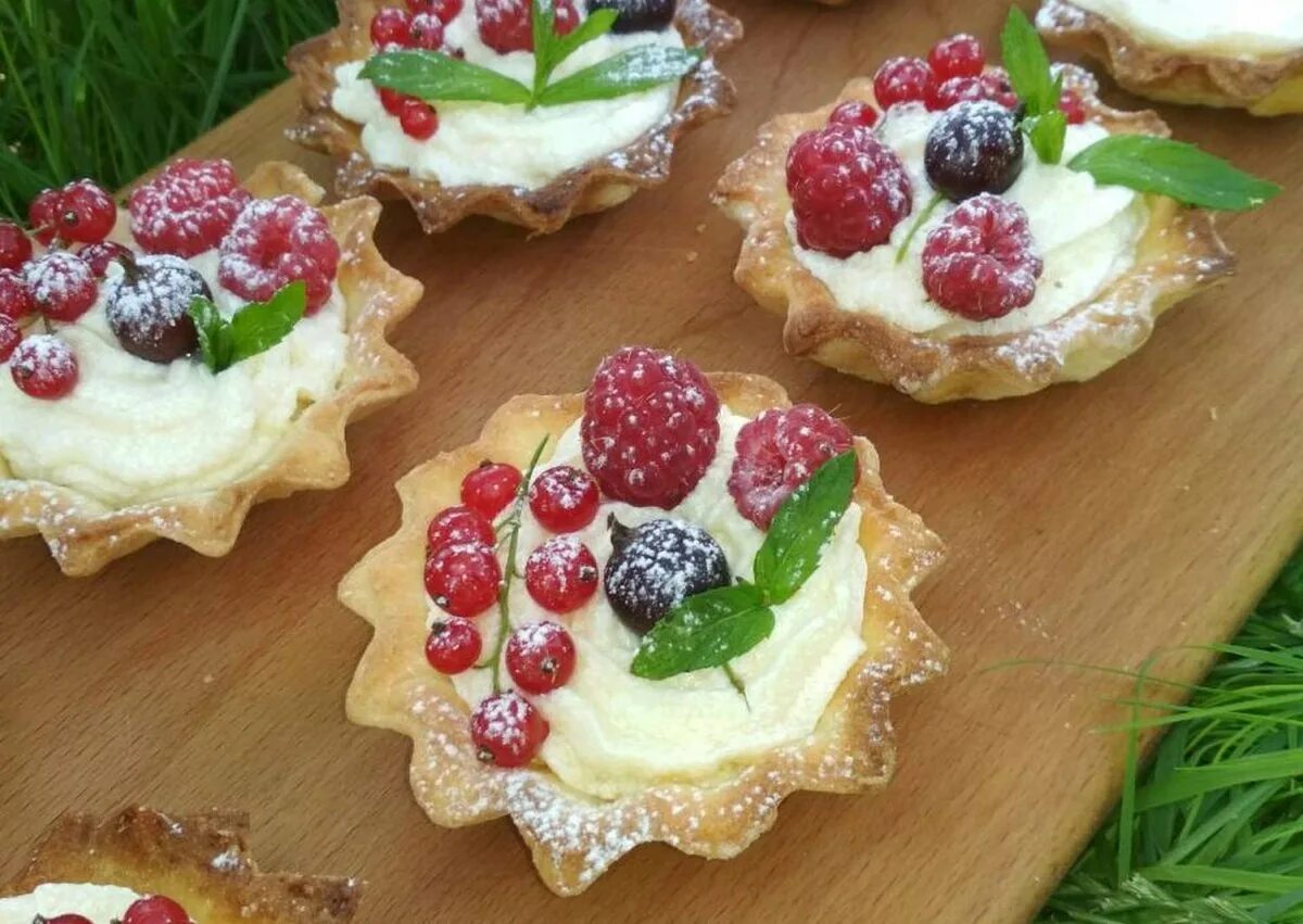 песочные пирожные корзиночки. песочное пирожное корзиночка. пирожное песочное нарезное. приготовление песочных пирожных. пирожное в ассортименте.