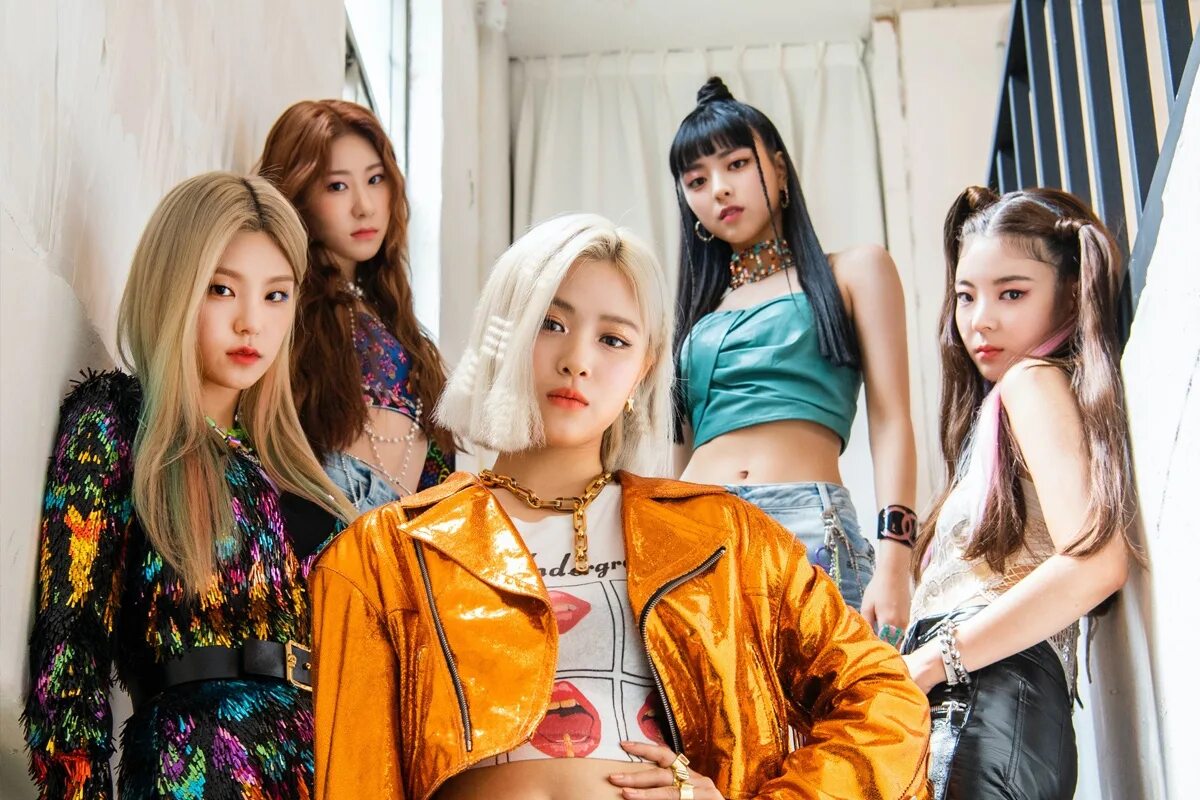 Itzy дебют. Группа itzy 2025. группа itzy 2025. кпоп группа itzy. группа itzy участницы 2025.