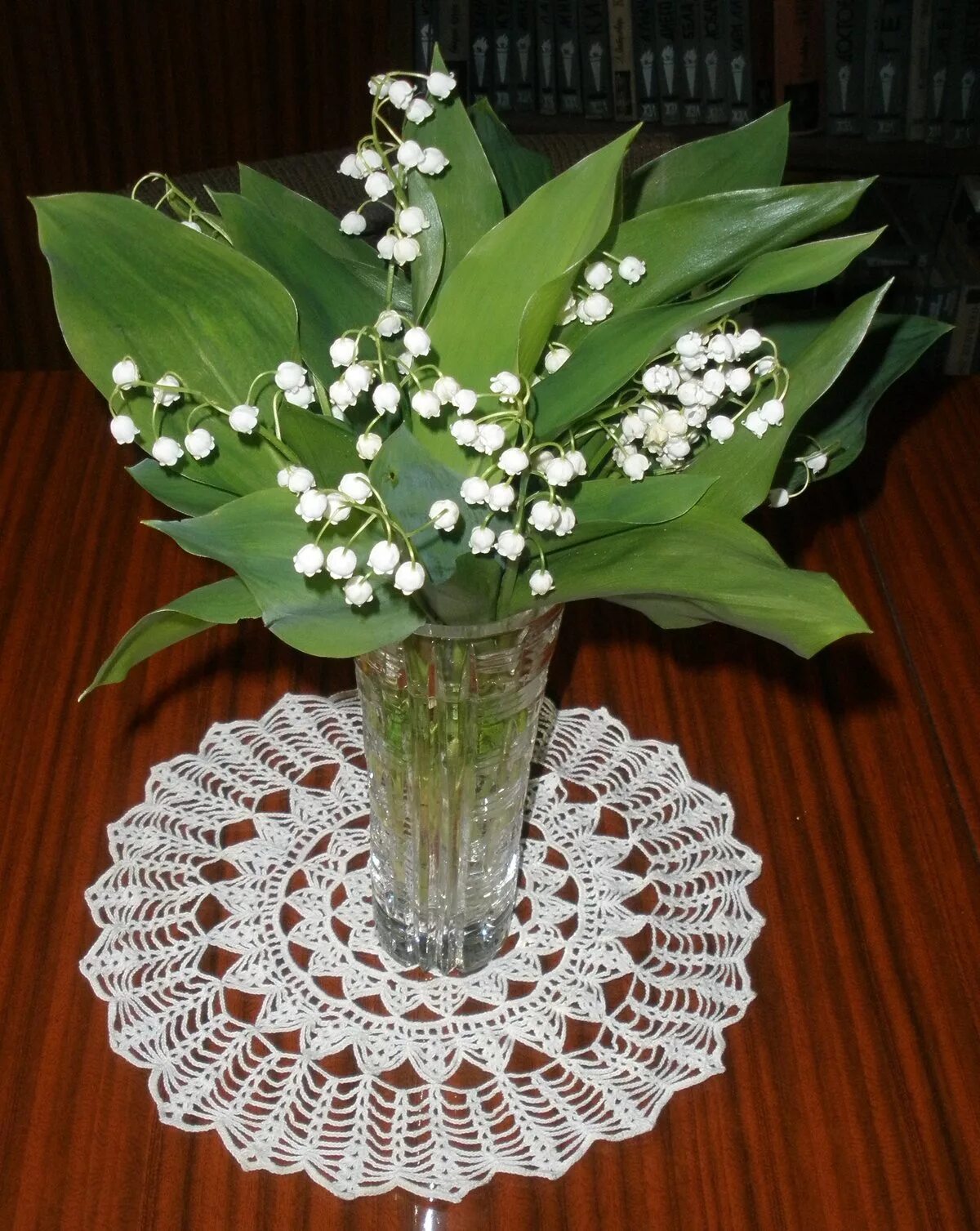 ландыши в вазе