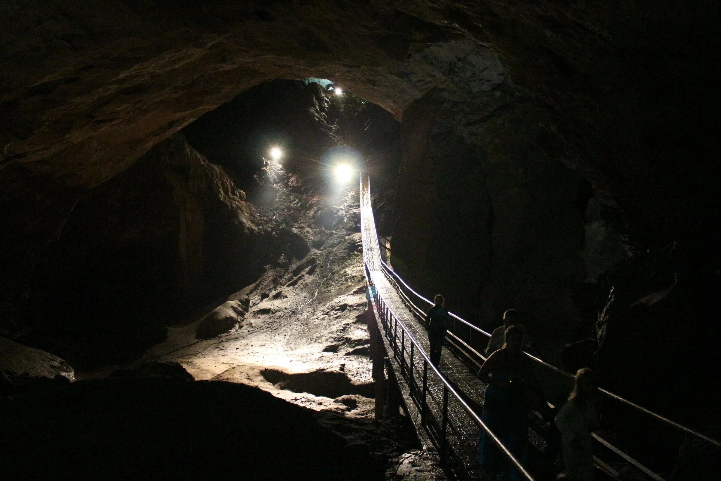 в некоторых пещерах. в некоторых пещерах. китай пещера эр ван донг. огромная пещера. пещера внутри.