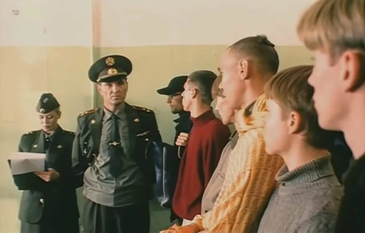 Накрытый стол с едой. Надпись стол заказов. Это вам не стол. Салат на новый год шуточный. Не буду отвлекать.