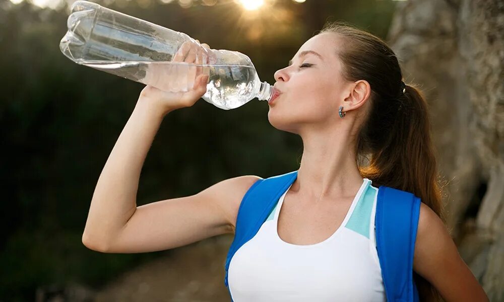 Пить воду. Девушка с питьевой водой. Человек пьет воду. Девушка с бутылкой воды.