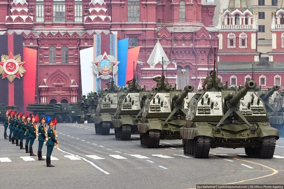 Утренний парад победы. Военный парад. парад военной техники. парад военной техники на красной площади. парад военной техники для детей.