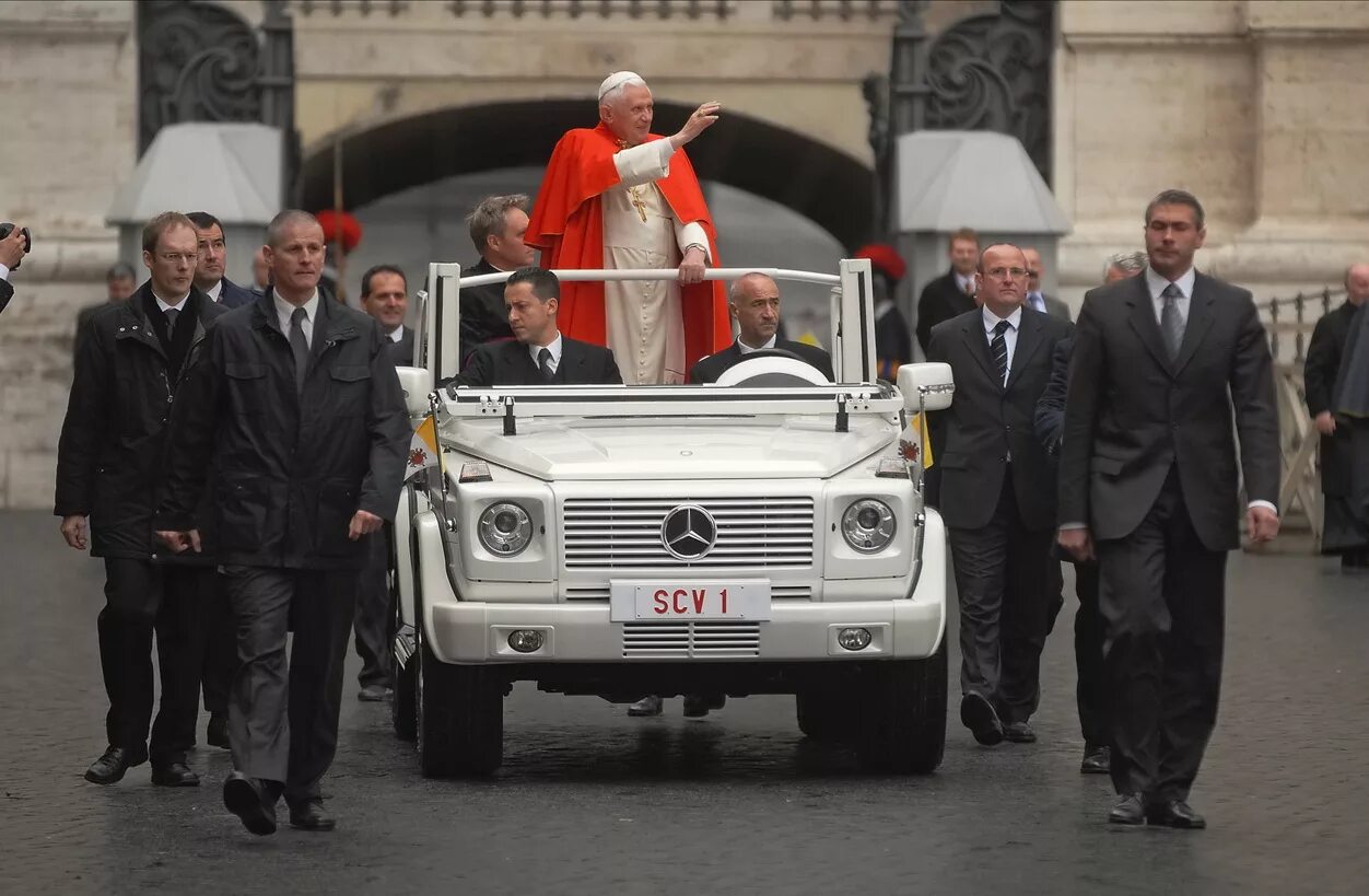 папа римский на уаз патриот. машина батюшки. патриарх кирилл авто. батюшка на гелике. священник на джипе.