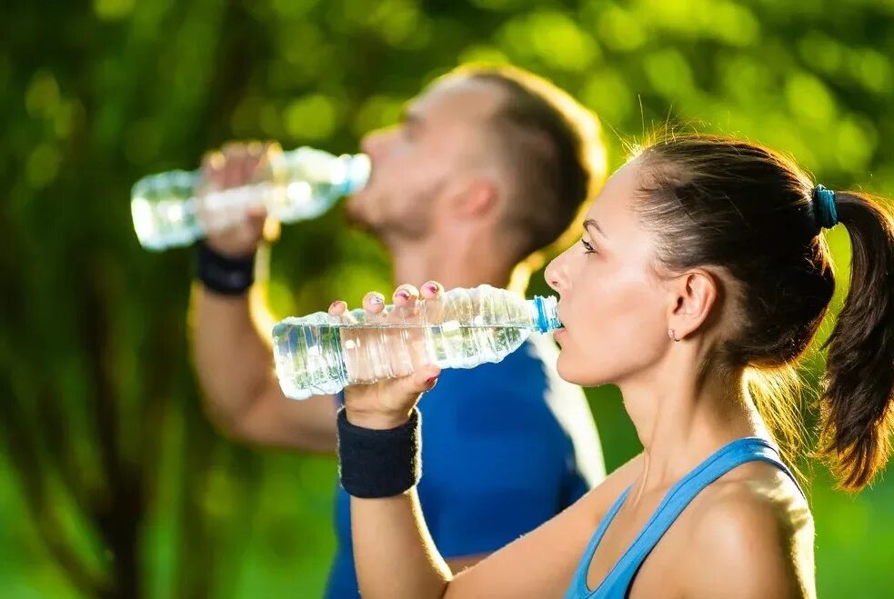 Здоровый образ жизни вода. Питье спортсмена. Спортсмен пьет воду. Питьевая вода. Попей минеральную воду