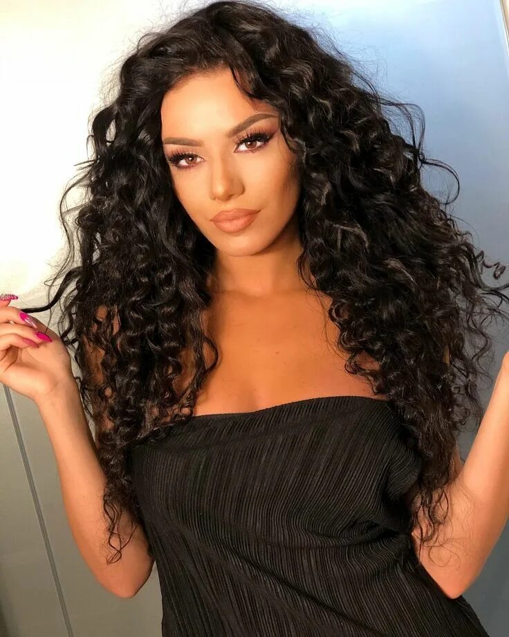 На каком языке поет tayna. Tayna singer. tayna cerqueira. tayna columbiana. doruntina shala.