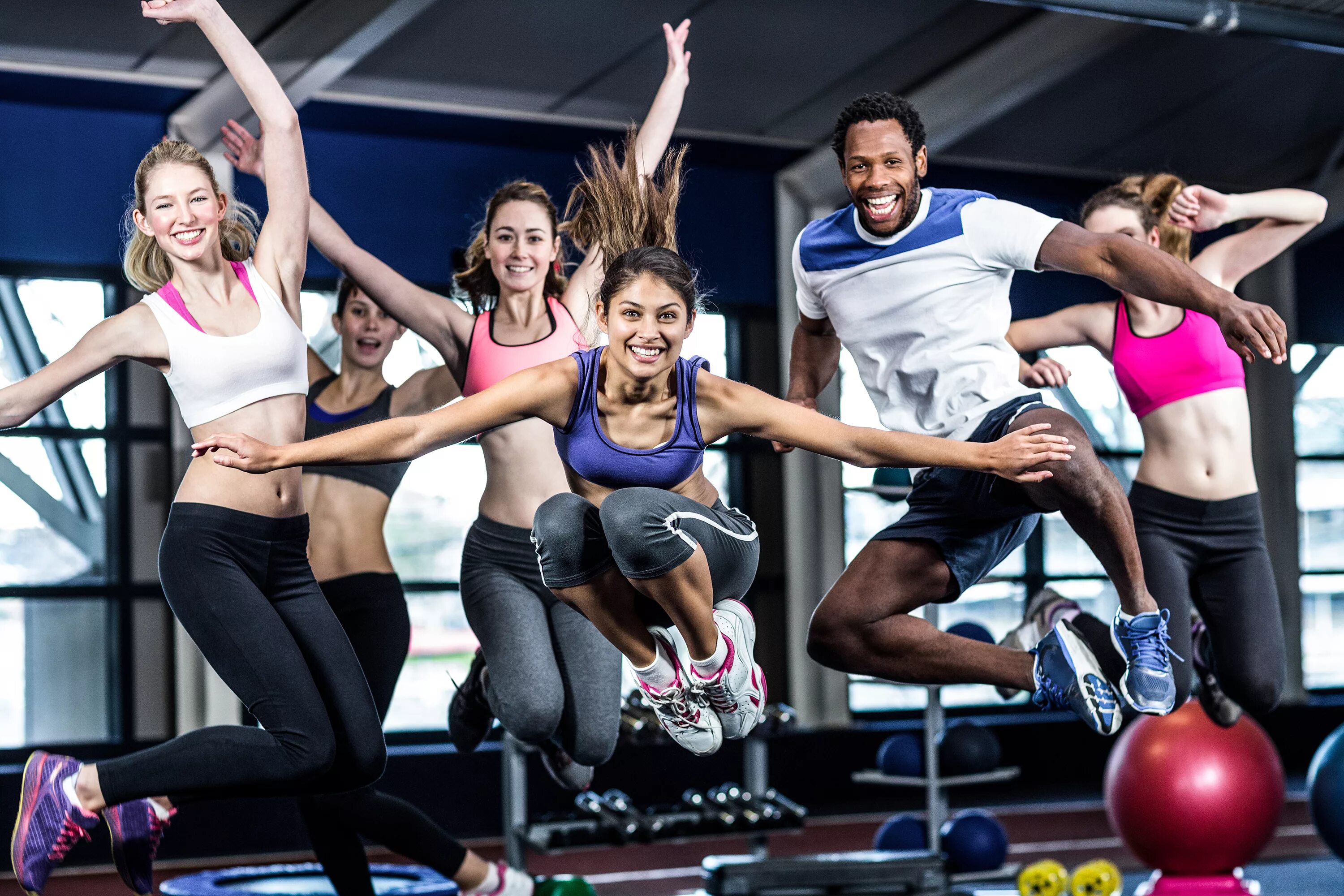 Friend sport. Групповые тренировки. Молодежь в тренажерном зале. Фитнес молодежь. Коллектив спортсменов.