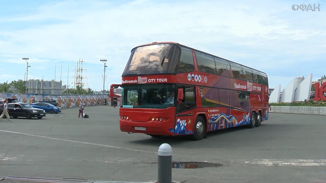 Автобус красное новосибирск. Двухэтажный автобус в Донецке. Тирасполь красный автобус. Дельфин автобус красный. Автобус красно оранжевый Daewoo.