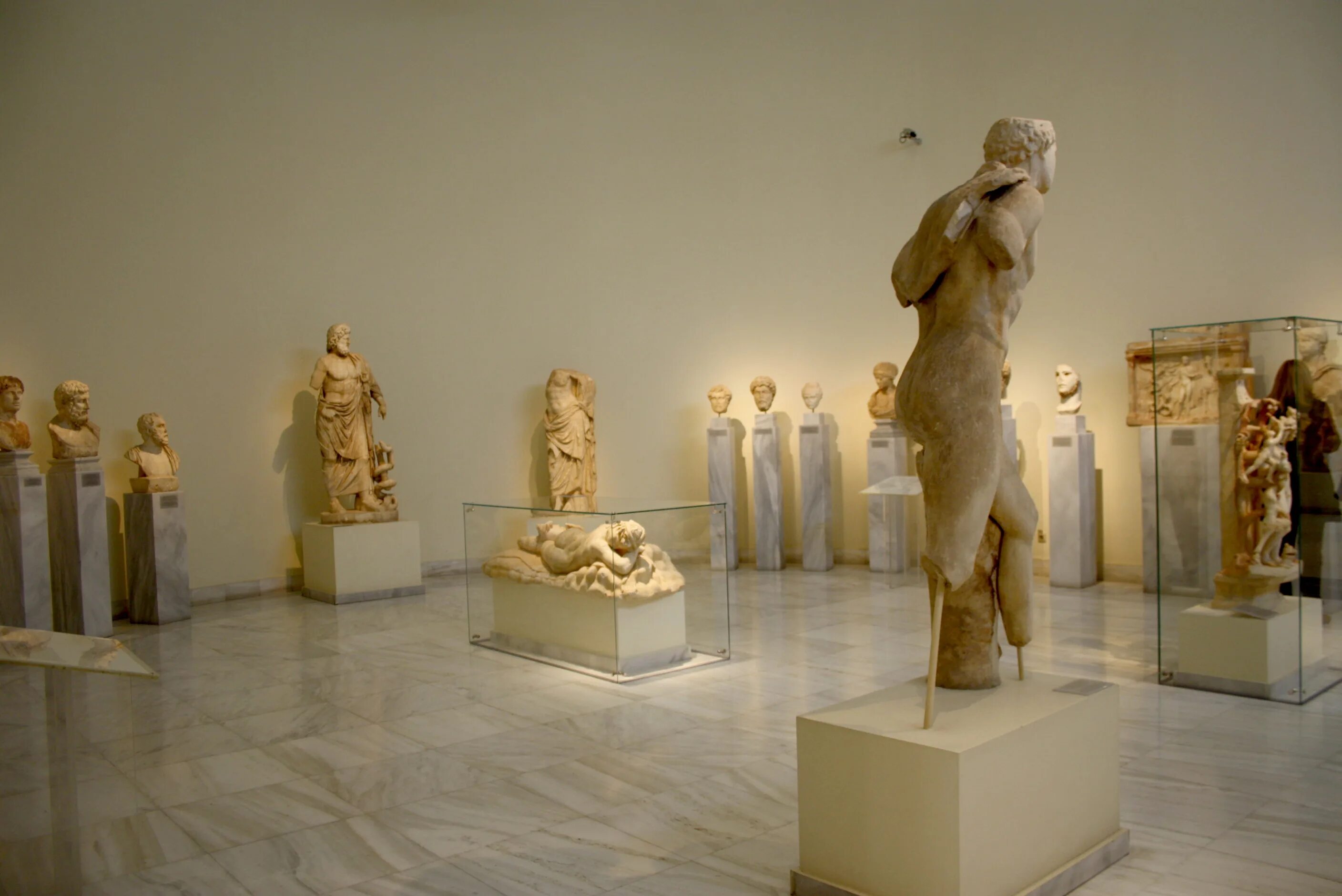 Madaba archaeological museum. National archaeological museum. Здание национального археологического музея в афинах. Национальный археологический музей. Скульптуры в холле израиль.